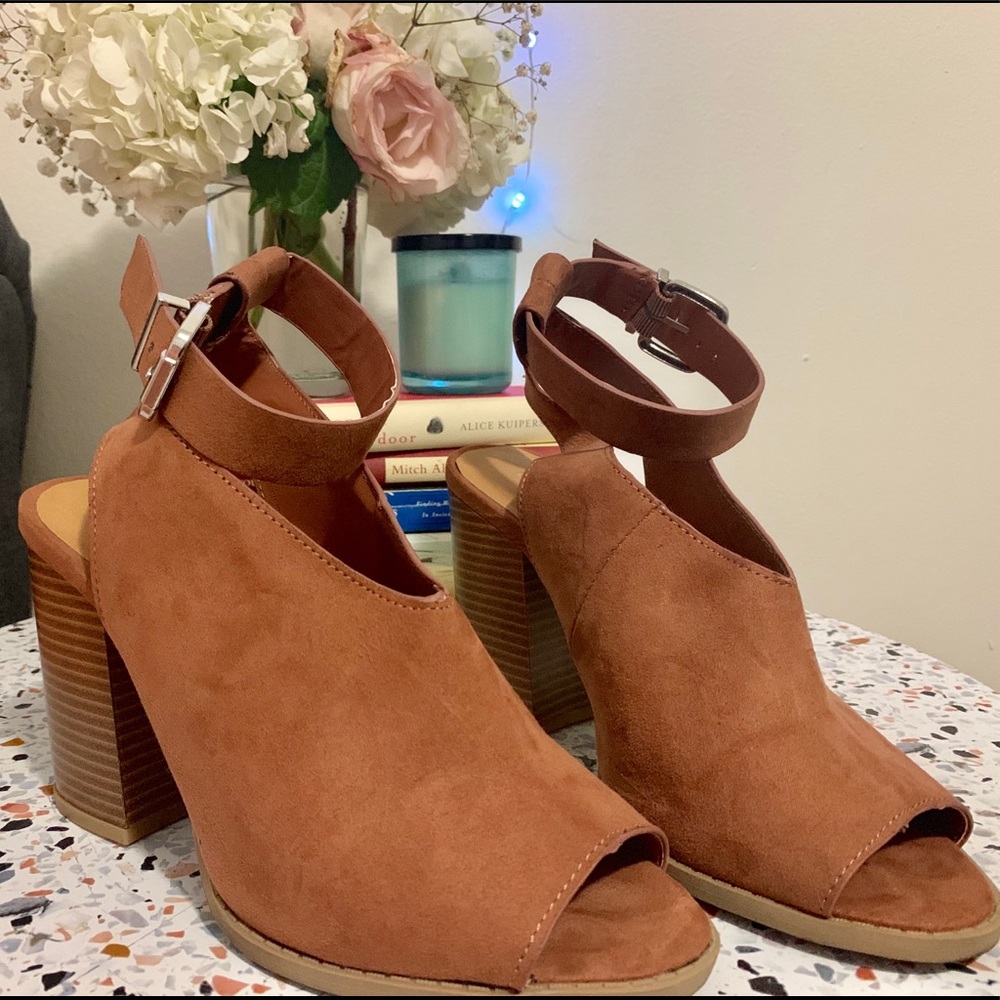 Open-toe heeled booties